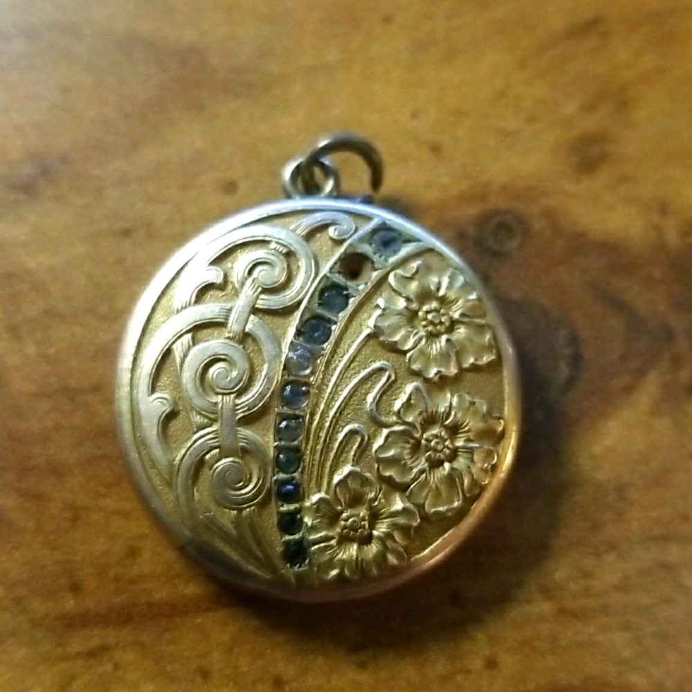 Vintage C & Q R locket